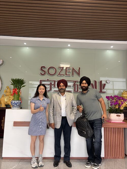 Son şirket çözümleri hakkında Tırnaksız yapıştırıcı denetimi için fabrikamızı ziyaret eden Hintli müşterileri hoş geldiniz.
